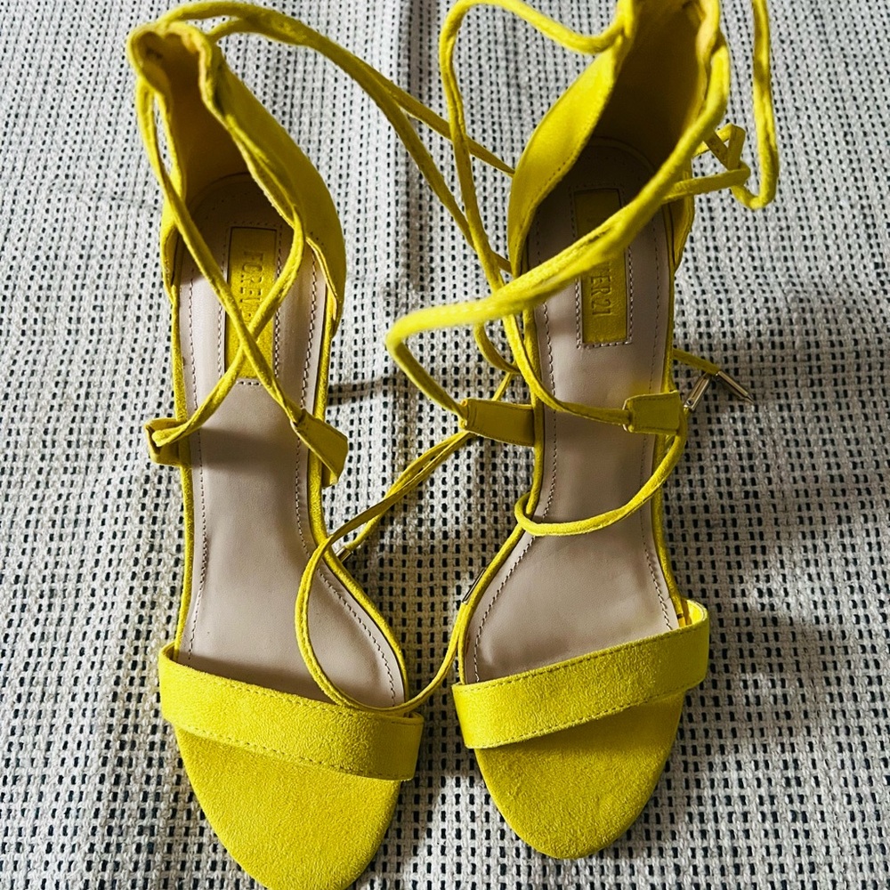 Forever 21 Yellow Velvet Strappy Sandals US 7 NEW